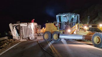 accidente- Ruta 40- vuelco- camión- Junín de los Andes.jpg