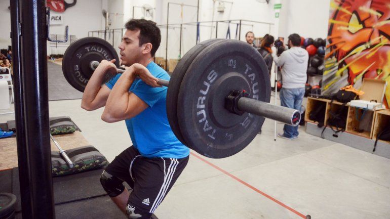 Los gimnasios de Neuquén empezaron a poblarse más de lo habitual. La llegada del calor invita a muchos a bajar los kilos de más acumulados durante el año.