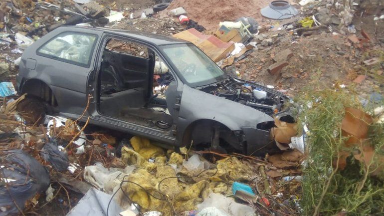 Por el caso del auto desmantelado, sancionan a dos oficiales por no perseguir el delito