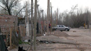 Bomberos fueron a un incendio y hallaron un rifle y una moto robada