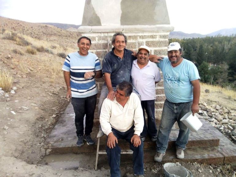 Teodoro Álvarez (derecha y de remera celeste) fue uno de los vecinos que propuso la reconstrucción de la pirámide. Falleció el año pasado y la comuna quiere rendirle homenaje. Teodoro Álvarez (derecha y de remera celeste) fue uno de los vecinos que propuso la reconstrucción de la pirámide. Falleció el año pasado y la comuna quiere rendirle homenaje.