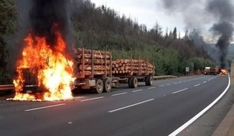 El incendio de un camión con madera en el sur de Chile. El incendio de un camión con madera en el sur de Chile.