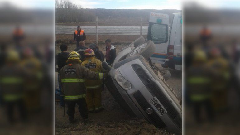 Una persona quedó atrapada en el auto tras volcar en un camino rural