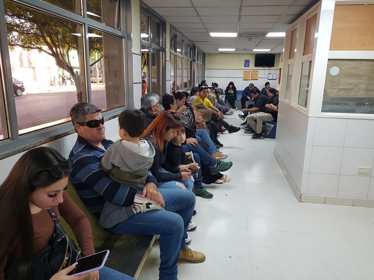 Colapsó la guardia pediátrica del hospital Castro Rendón: cinco horas de espera