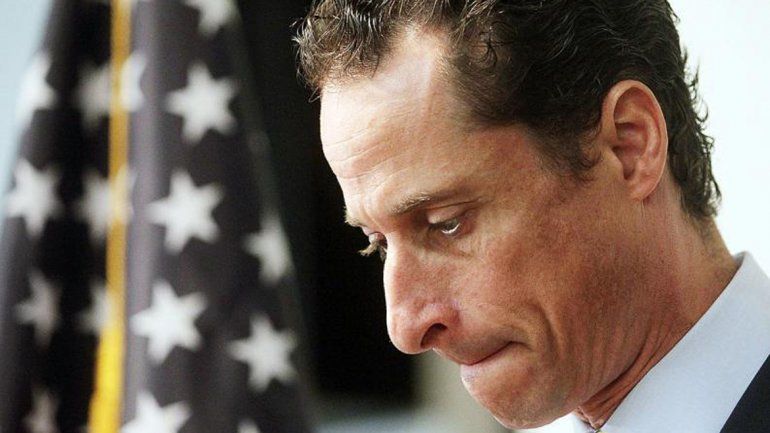 La chica le dio los chats explícitos con Weiner a un diario que los publicó.