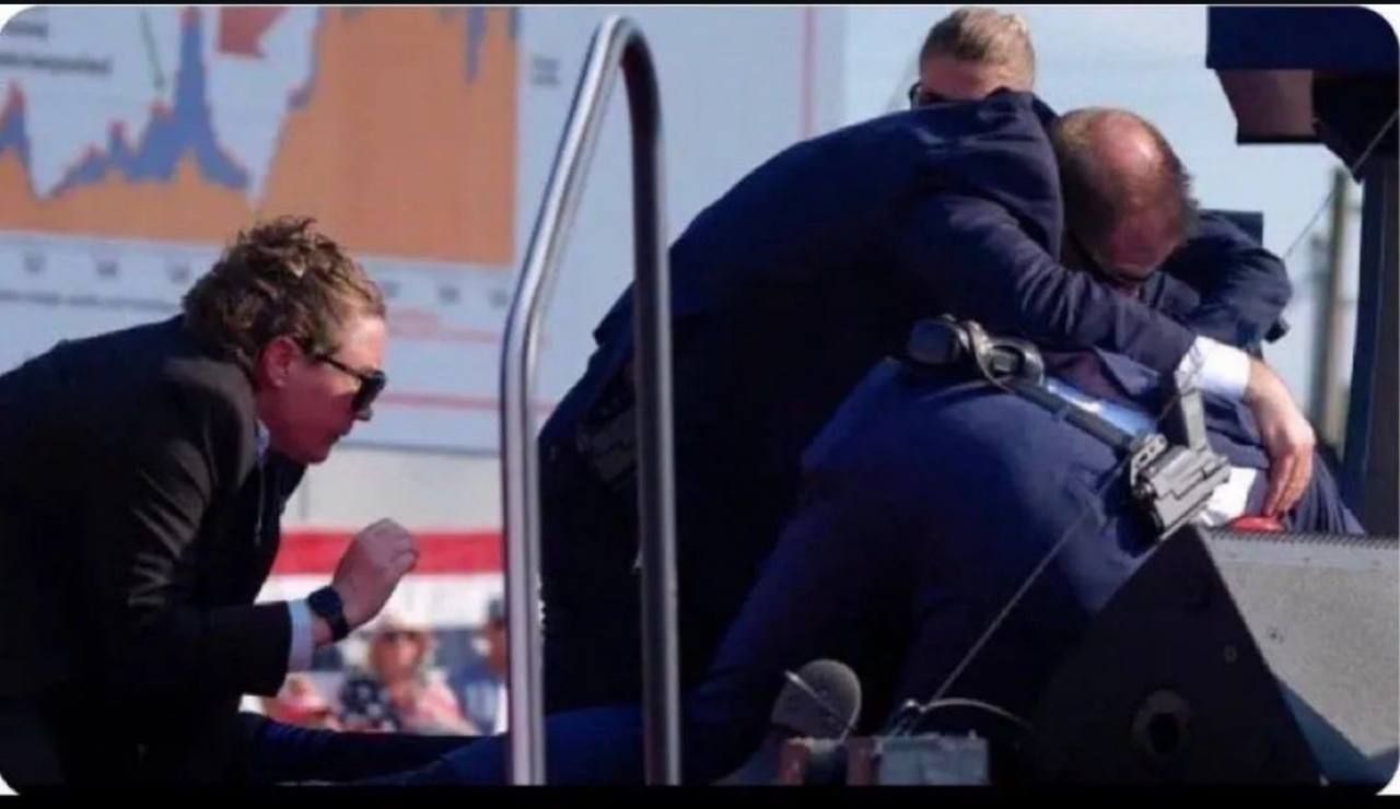 Donald Trump, protegido por agentes del Servicio Secreto.