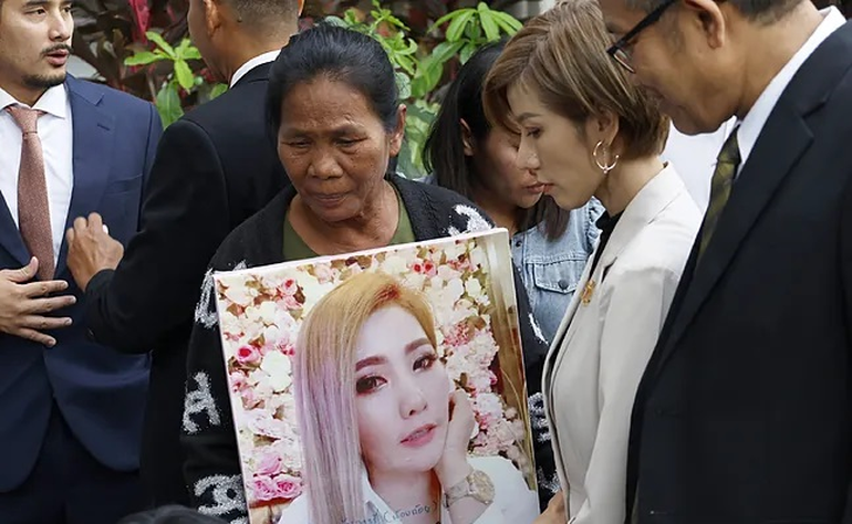 La madre de la última víctima, Siriporn, muestra su foto en el juicio. La madre de la última víctima, Siriporn, muestra su foto en el juicio.