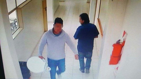 Le dijo al portero que se llevaba el inodoro para revisarlo y que enseguida lo traía de nuevo. Nunca volvió.