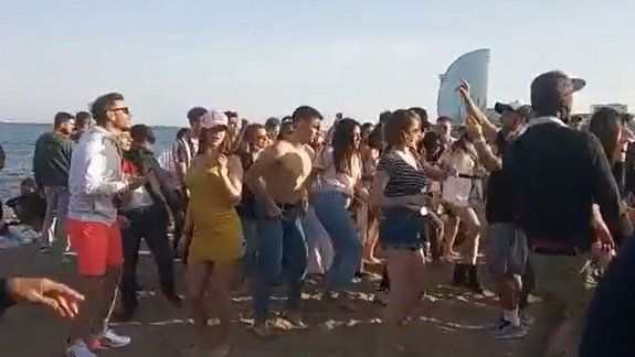 Polémica por fiesta en la playa la Barceloneta