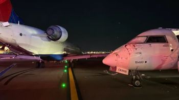 Dos aviones chocaron en la pista de un aeropuerto de Nueva York: evacuaron a más de 80 pasajeros. Dos aviones chocaron en la pista de un aeropuerto de Nueva York: evacuaron a más de 80 pasajeros.