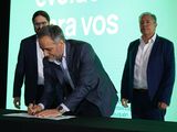 El gobernador Rolando Figueroa y el líder de Relaciones Institucionales en Neuquén de PAE, Nicolás Fernández Arroyo, firmaron un convenio de colaboración.