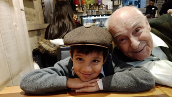 La historia de la foto viral del abuelo y su nieto almorzando juntos