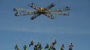 Sillas voladoras a 50 metros y vista de la ciudad desde las alturas: cómo acceder gratis a esta experiencia única Sillas voladoras a 50 metros y vista de la ciudad desde las alturas: cómo acceder gratis a esta experiencia única