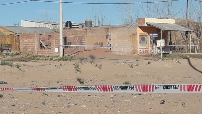 Investigan un posible crimen en Rincón de los Sauces.