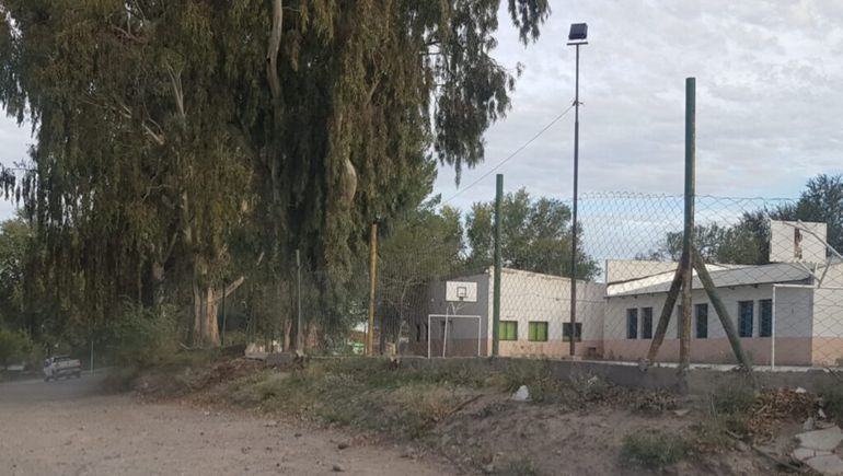 A los tiros en la puerta de la escuela, mientras los chicos estaban en el recreo