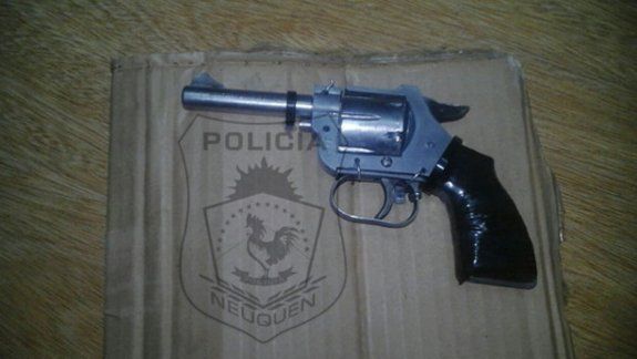 Un joven huyó y tiró un arma pero la Policía logró atraparlo