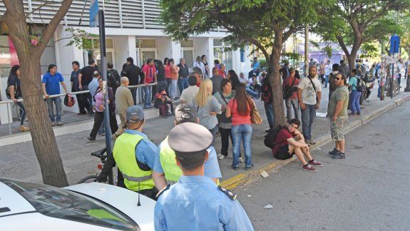 Ayer era el día de cobro y los estatales de la provincia se encontraron con que los cajeros no funcionaban. Hoy, las entidades financieras estarán cerradas por el Día del Bancario.&nbsp;