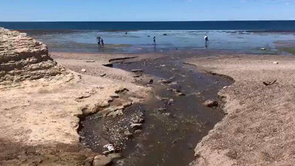 Bronca en Las Grutas por un gran derrame cloacal que llega a la playa