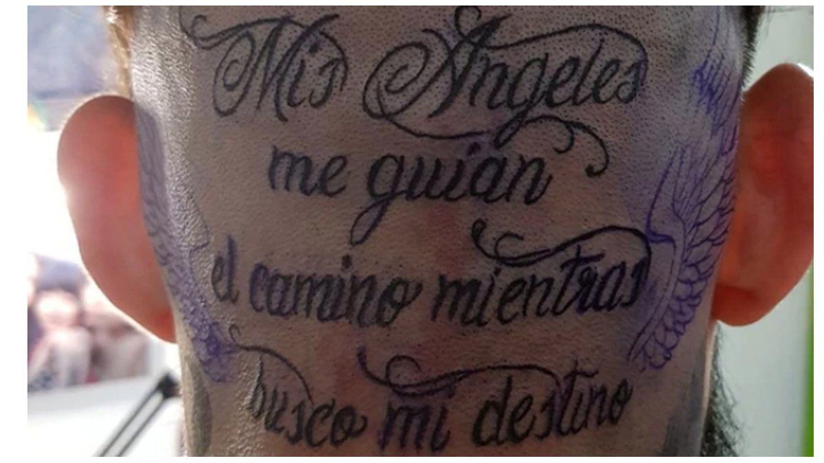 Ulises Bueno Se Tatuo Una Llamativa Frase En La Nuca