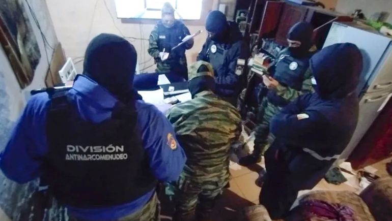 Megaoperativo en Plottier: secuestraron drogas y más de un millón de pesos