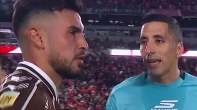 Falcón Pérez y el arquero de Platense