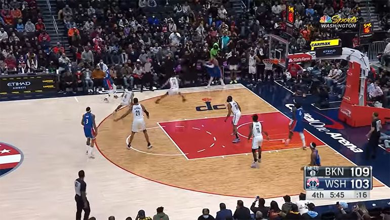 Escándalo en la NBA: un entrenador cortó un ataque rival y no le cobraron nada