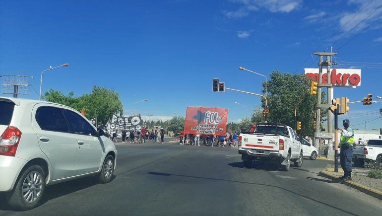 Caos de tránsito en Ruta 22 por reclamo de organizaciones sociales