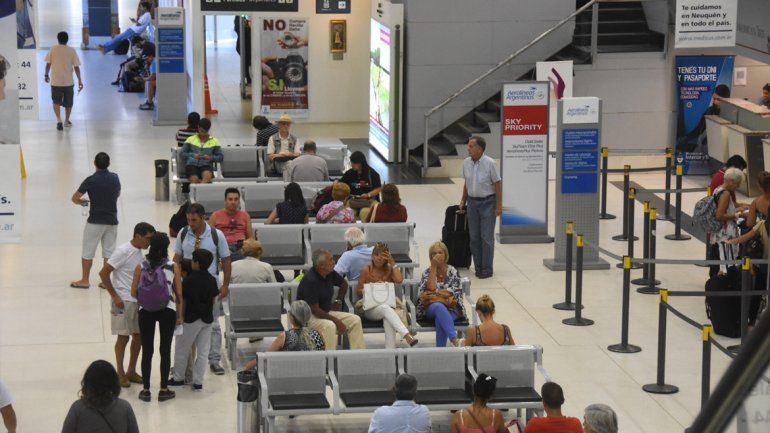 Aerolíneas y Austral cancelaron todos sus vuelos hasta el mediodía