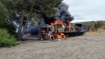El vehículo de gran porte envuelto en llamas a la vera de la ruta 3: aparentemente, el camionero nunca advirtió el fuego, que se propagó rápidamente a la cabina. El vehículo de gran porte envuelto en llamas a la vera de la ruta 3: aparentemente, el camionero nunca advirtió el fuego, que se propagó rápidamente a la cabina.