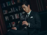 Vincenzo, la serie coreana en la que el protagonista&nbsp; (Song Joong Ki), disfruta de una buena copa de vino tinto por las noches. Foto: Netflix.