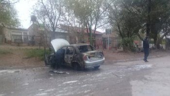 incendiaron un auto de la policia en medio de allanamientos incendiaron un auto de la policia en medio de allanamientos