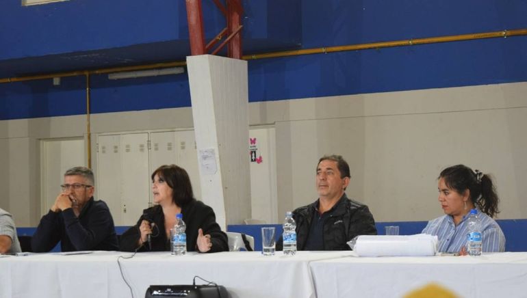 La ministra de Educación, Soledad Martínez, se reunió con la comunidad educativa del CPEM 97, de Los Miches. La ministra de Educación, Soledad Martínez, se reunió con la comunidad educativa del CPEM 97, de Los Miches.