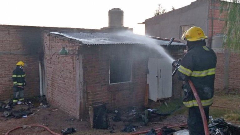 Se incendió una vivienda y parte de su techo se cayó