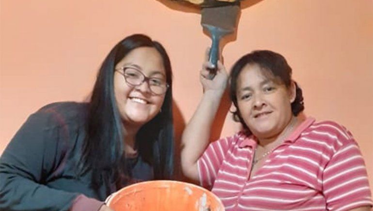 Pintoras de brocha gorda: se quedó sin trabajo y pinta casas junto a su hija