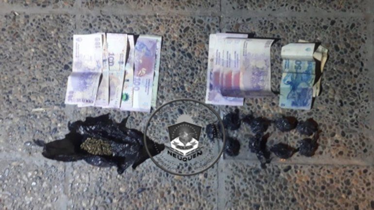 Los pararon por ir en la moto sin casco y les encontraron bagullos de marihuana