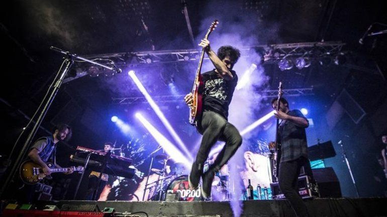 Pura electricidad. Alejandro Kurz durante el show que dio El Bordo en el Luna Park.