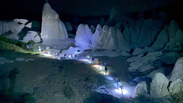 Trekking nocturno en la zona de Los Bolillos, a kilómetros de Varvarco.