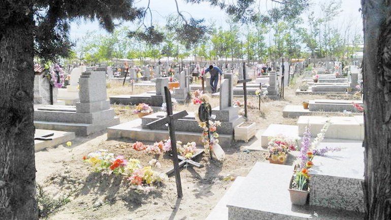 En la parte de atrás del cementerio