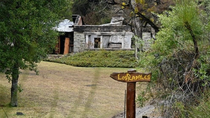 villa mascardi: mapuches usurparon la cabana donde ocurrio el incendio a la casilla