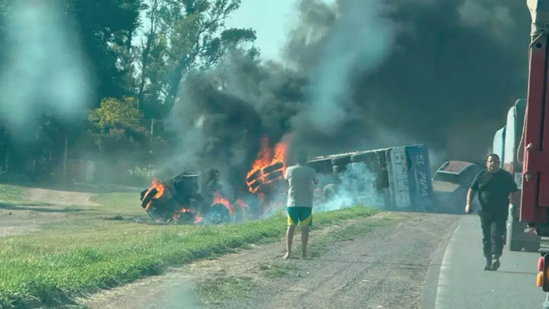 Impactante accidente: dos camiones perdieron el control, chocaron y murieron dos personas