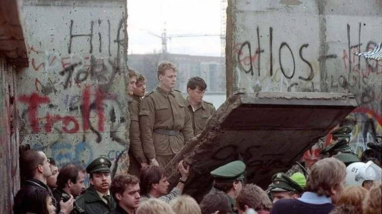 La caída del muro de Berlín y otros hechos históricos que ocurrieron el mismo día