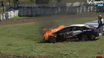 a urcera se le prendio fuego el auto en plena carrera a urcera se le prendio fuego el auto en plena carrera