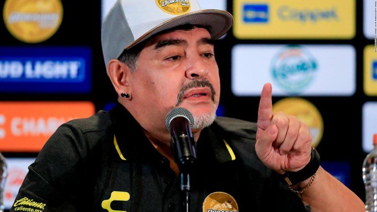 El polémico video de Maradona retando a niños que le piden un autógrafo
