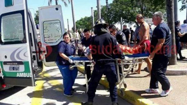 La chica de 15 años se quiso suicidar. La rescató un pescador en su canoa.