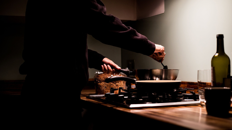 A qué hora conviene cenar para dormir mejor y evitar subir de peso