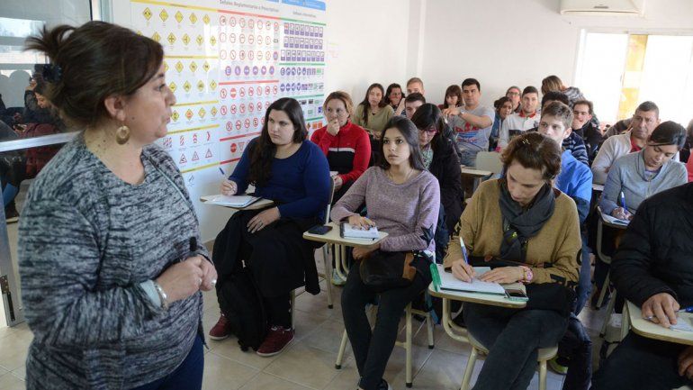 Una empleada municipal durante la charla teórica a los aspirantes a obtener un registro de conducir en Neuquén.