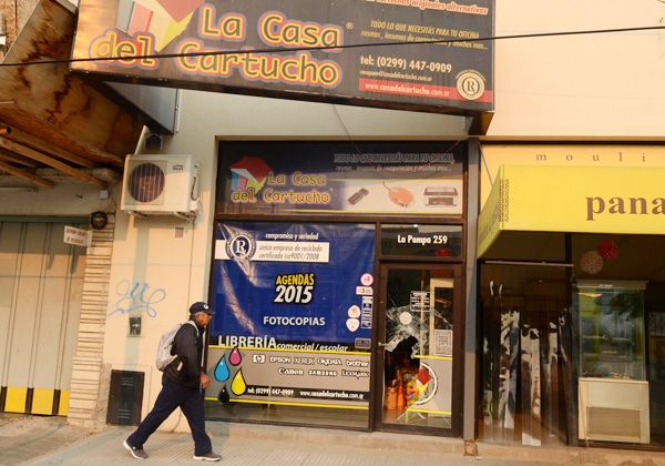 Reventaron la puerta y se llevaron dos monitores