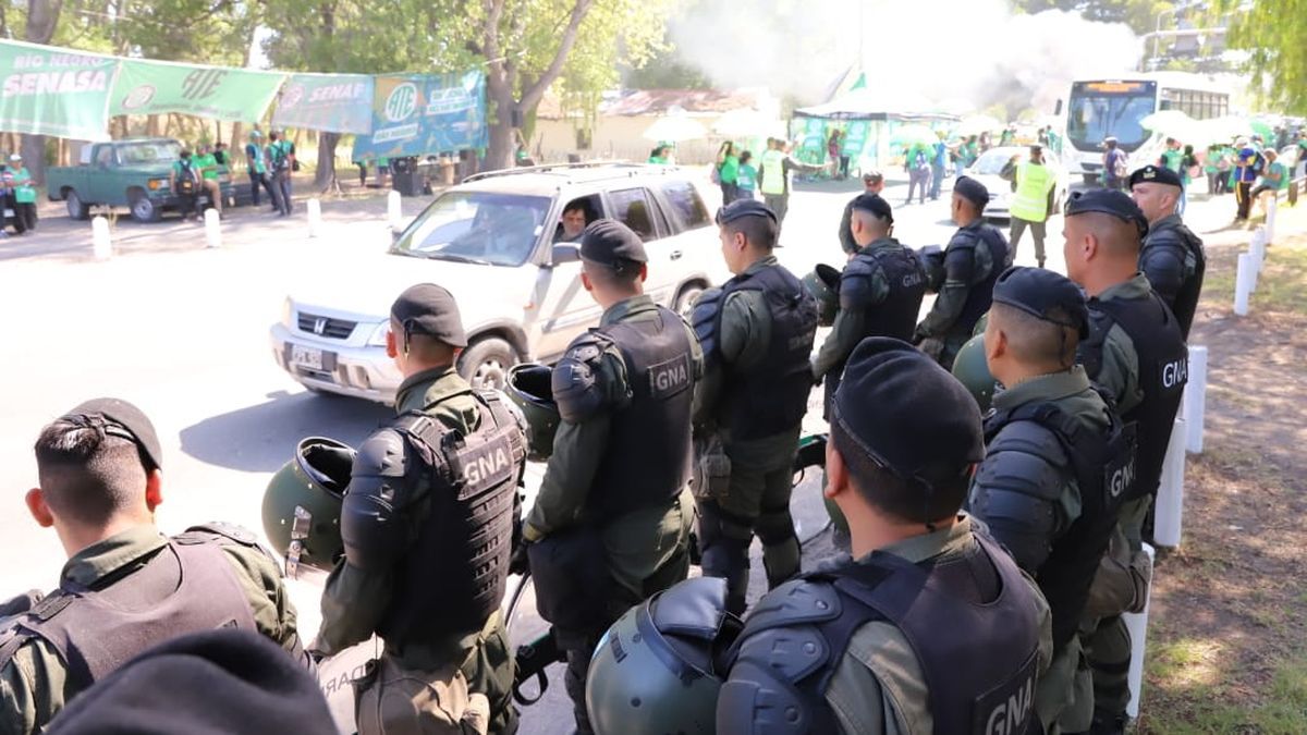 Gendarmería Nacional, en la zona de los puentes Neuquén - Cipolletti, en una protesta social.