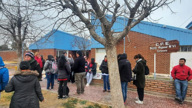 Alumna atropellada en Añelo: Los chicos tienen que esperar una hora al borde de la ruta