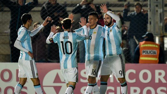 La alegría duró poco. A pesar del triunfo, el saldo es negativo por la lesión de Messi y el flojo nivel mostrado. La buena es que el Pipa sigue intratable.